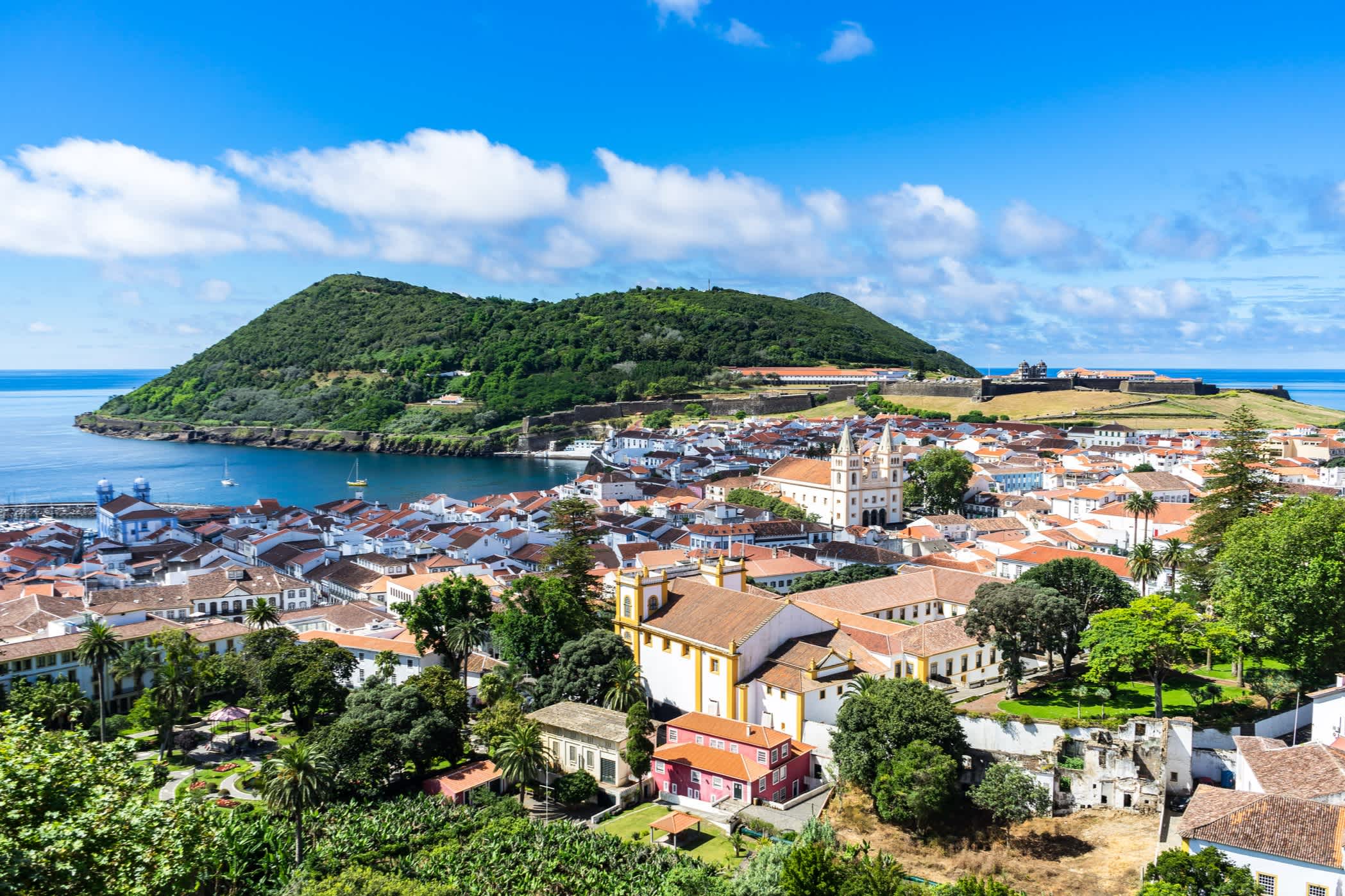 Blick auf die Stadt, die Natur und das Meer vor Angra do Heroismo, auf den Azoren.