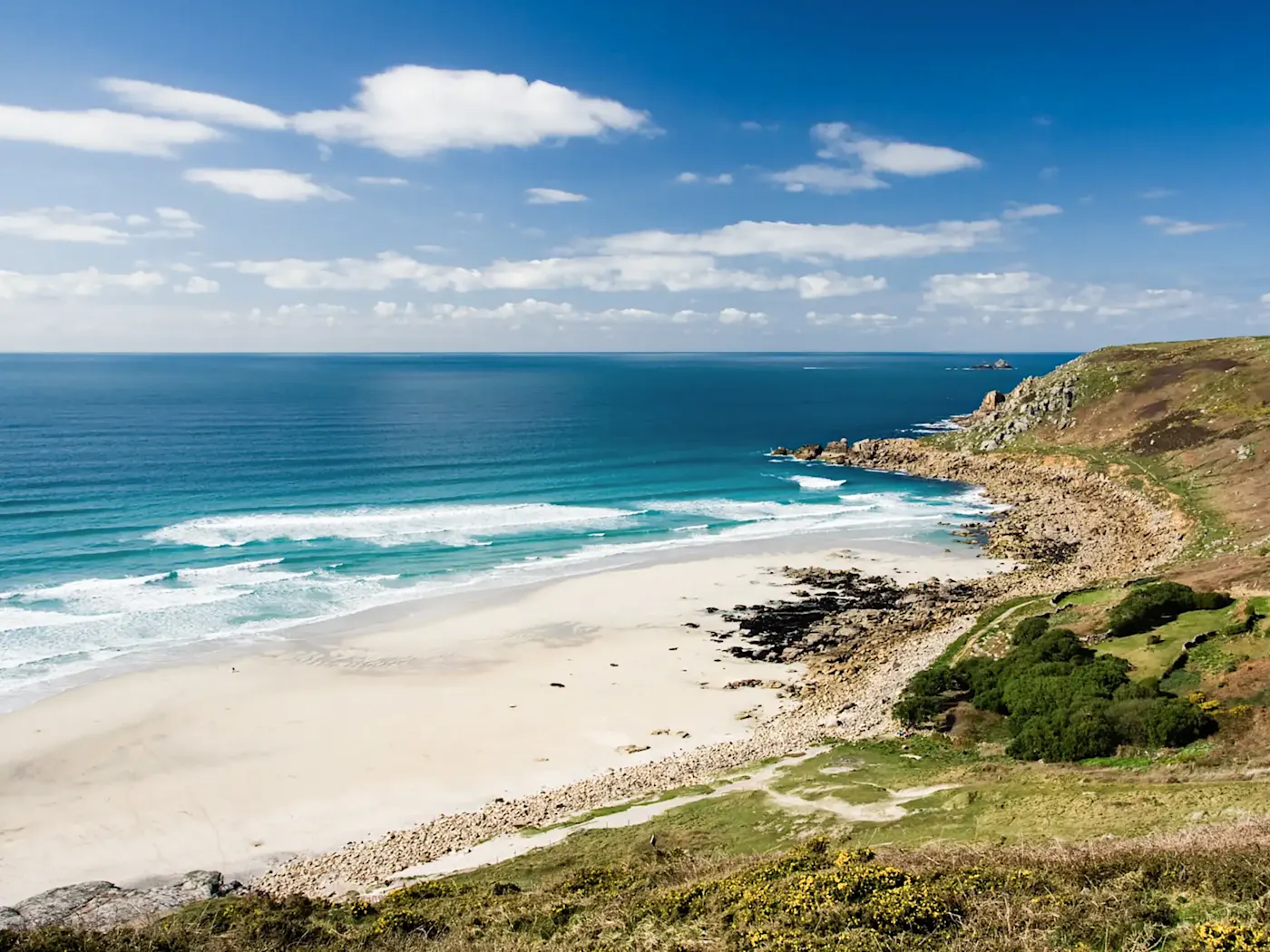 Paysage côtier avec plage de sable blanc, vagues bleues et rochers. Dorset, Angleterre.