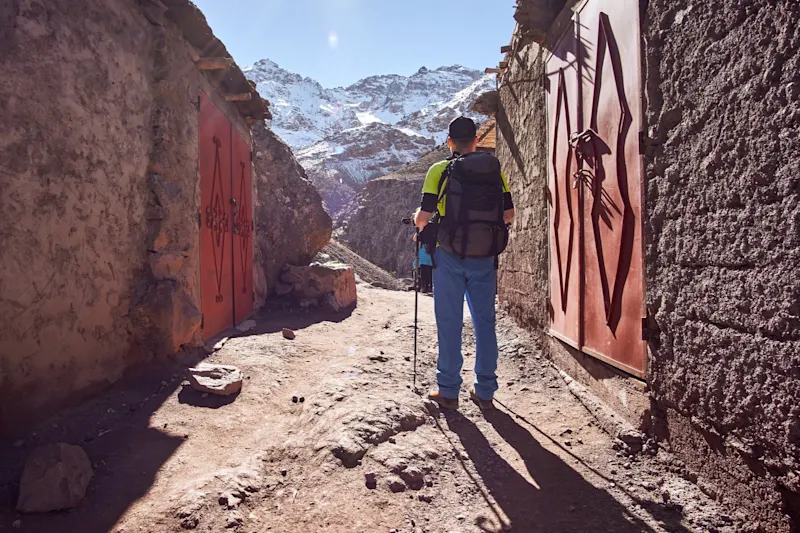 Backpacker auf der Wanderung in satatgebirge in Marokko Afrika.
