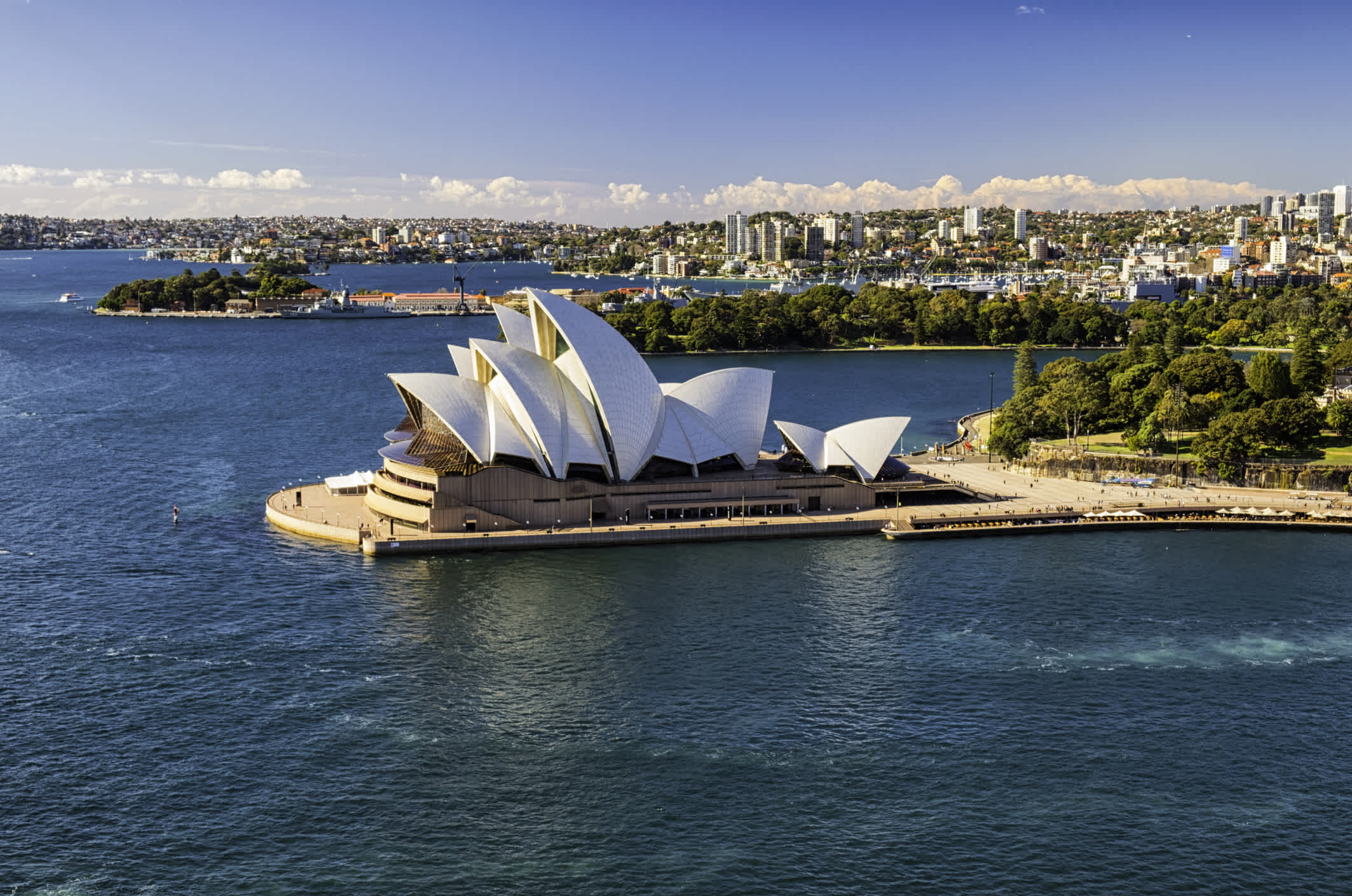 Voyage à Sydney et vue sur le célèbre Opéra House de Sydney et son architecture en forme de voiles de bateau en Australie