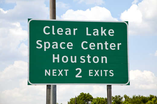 Highway-Schild mit Ausfahrt zum Space Center Houston, Texas.
