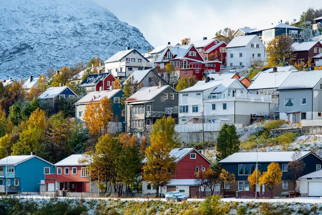Nahaufnahme von Häusern in Hammerfest, Norwegen.