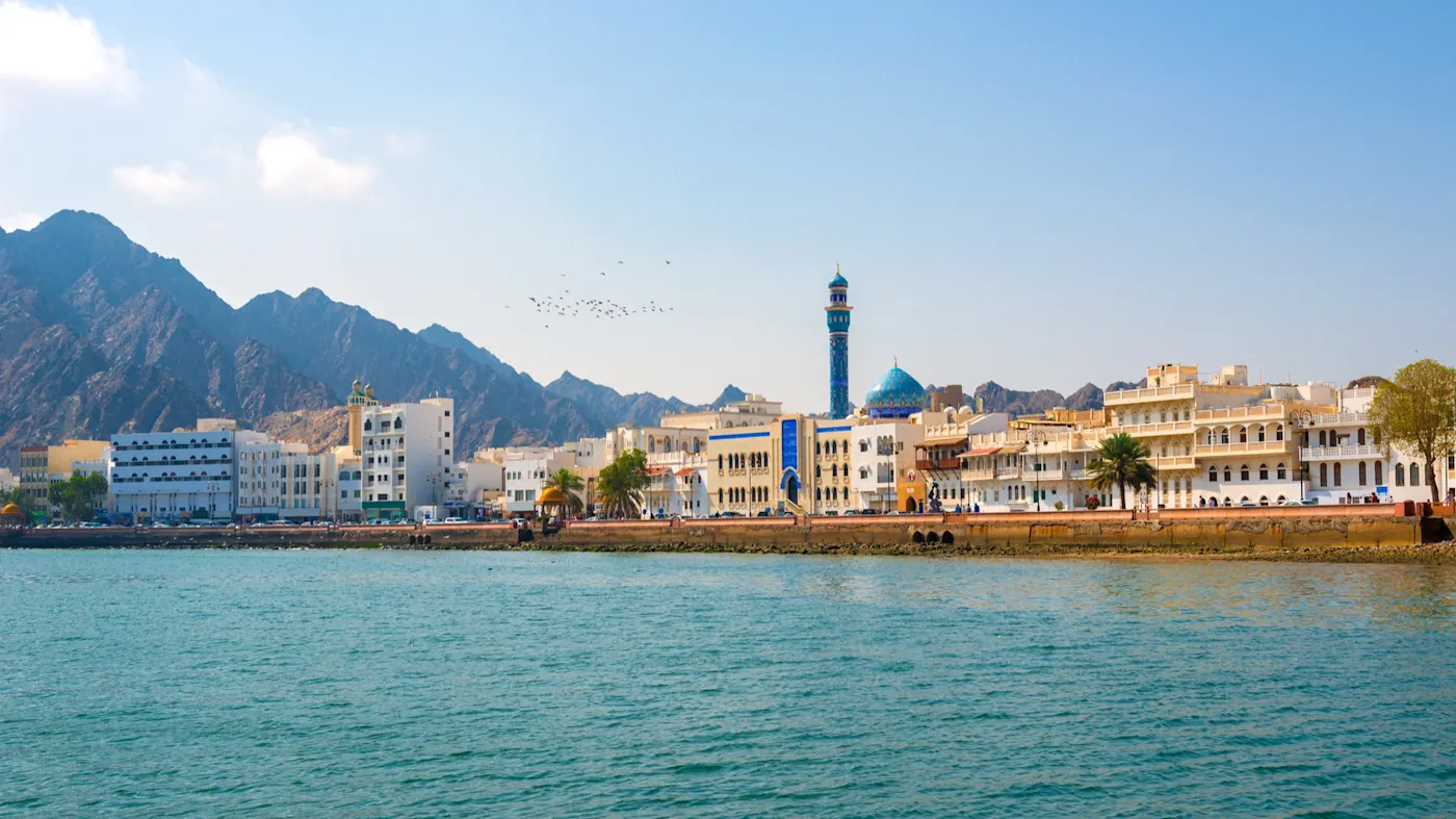 Blick auf den Masjid Al Rasool Al A ' dham Moschee mit Blumen, Maskat, Oman.