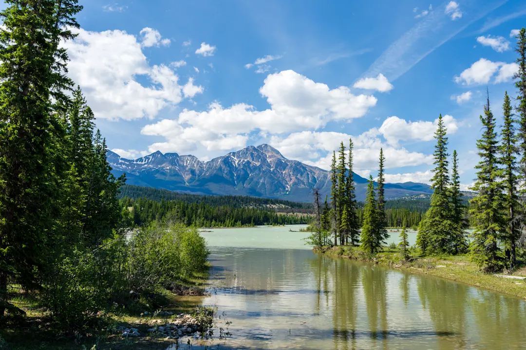 Kanada, Jasper Nationalpark Pyramid Mountain Reflexionen am Athabasca River, Jasper Nationalpark