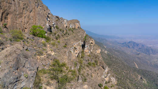 Blick auf den Jabal Samhan mit majestätischer Bergkette, Oman.