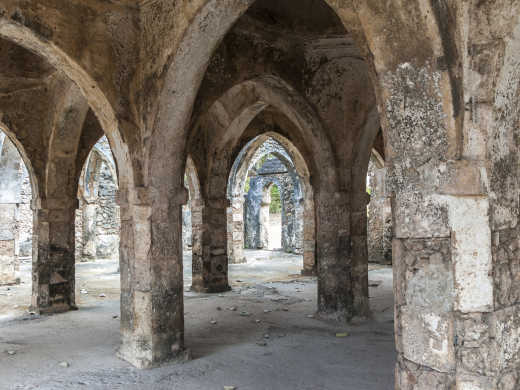 Alte Moscheeruinen in Kilwa Kisiva, Tansania. 