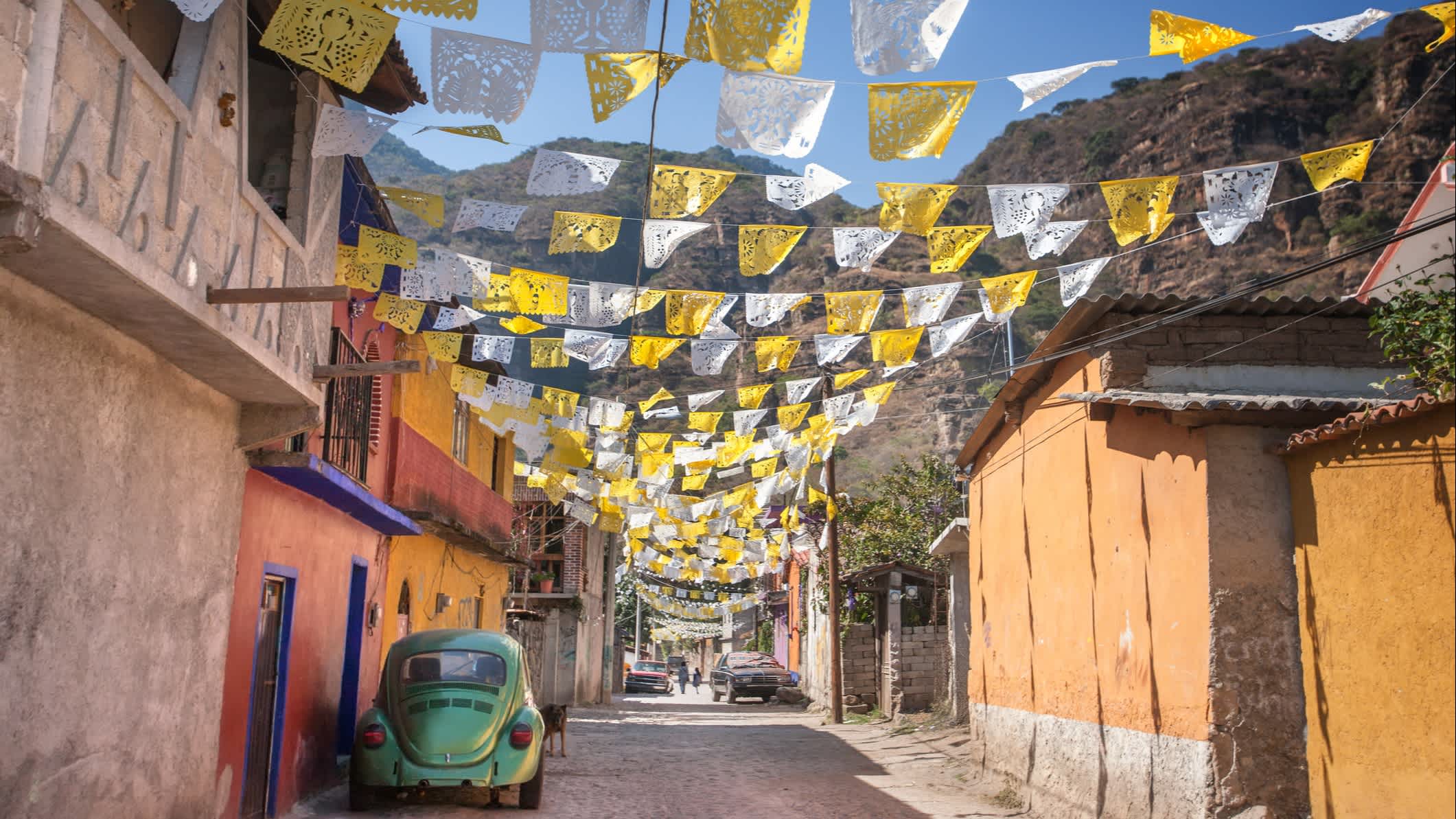 Strasse mit bunten Häusern in Mexiko