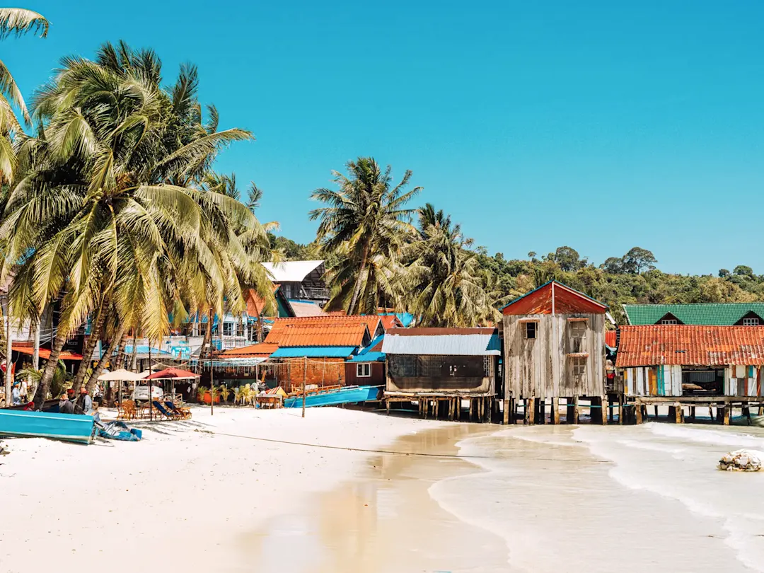 Küstendorf mit traditionellen Holzhäusern und Palmen. Dorf, Koh Rong, Kambodscha.