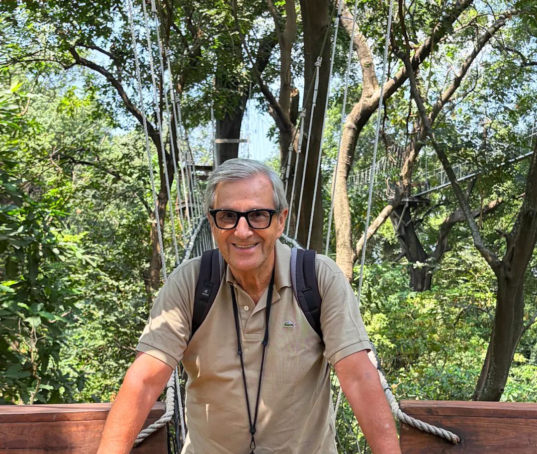 Jan Hofer mit einem Rucksack auf einer Hängebrücke, Tansania