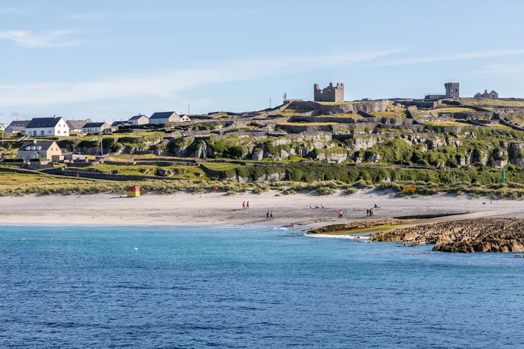 schöne Aussicht auf das Meer und die Aran-Inseln in Galway, Irland
