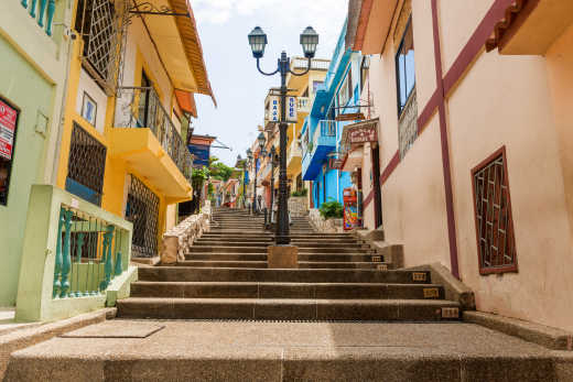Rue colorée dans le quartier Las Penas