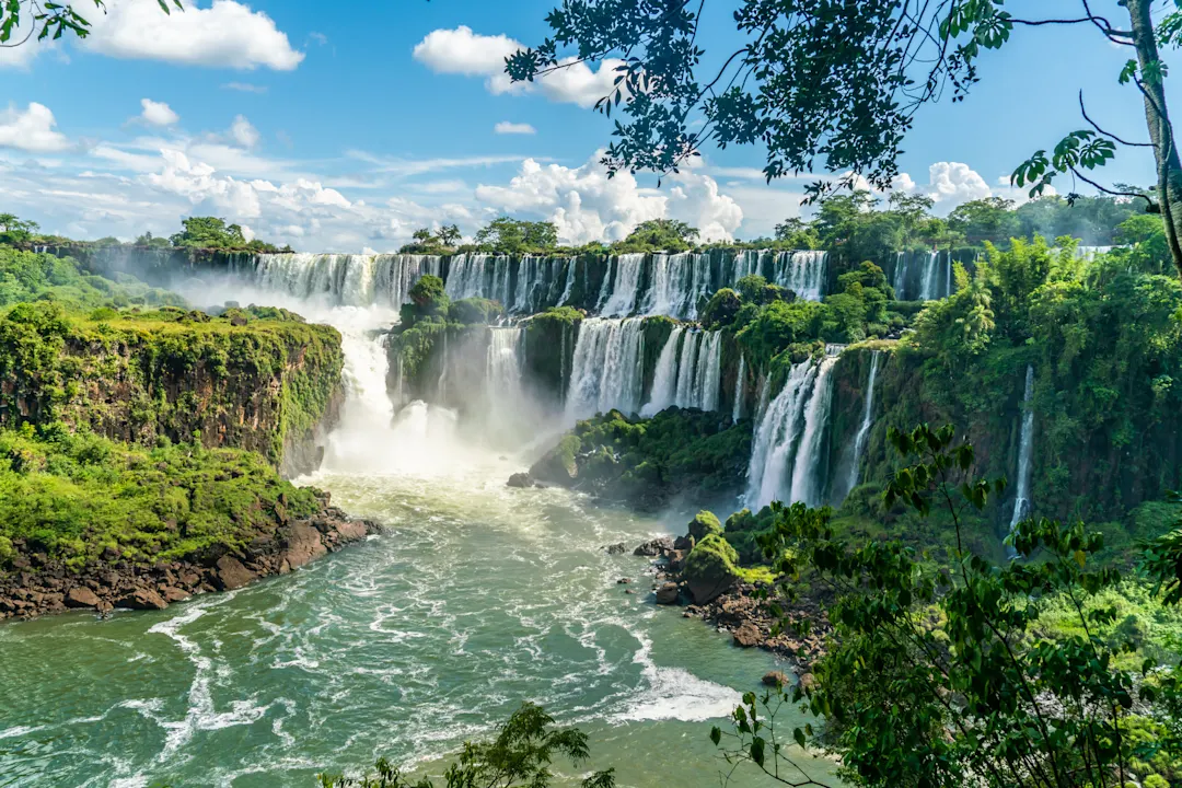 Majestätische Wasserfälle umgeben von grüner Natur. Puerto Iguazú, Misiones, Argentinien.
