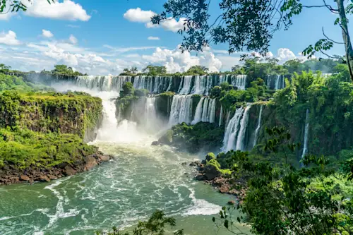Majestätische Wasserfälle umgeben von grüner Natur. Puerto Iguazú, Misiones, Argentinien.
