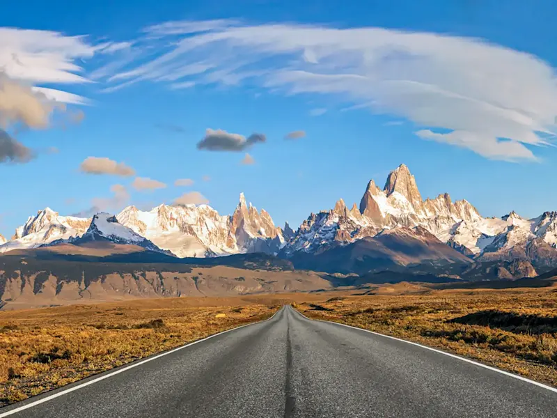 Argentinien, Santa Cruz, El Chaltén Straße mit Blick auf schneebedeckte Berggipfel. El Chaltén, Santa Cruz, Argentinien.