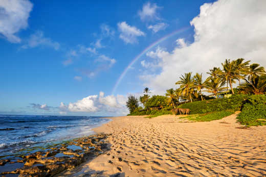 Regenbogen über dem beliebten Surfer Platzieren von Sunset Beach, Oahu, Hawaii