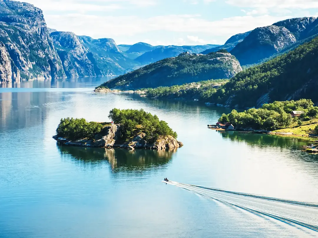 Malerischer Fjord mit grünen Inseln und tiefblauem Wasser. Lysefjord, Rogaland, Norwegen.