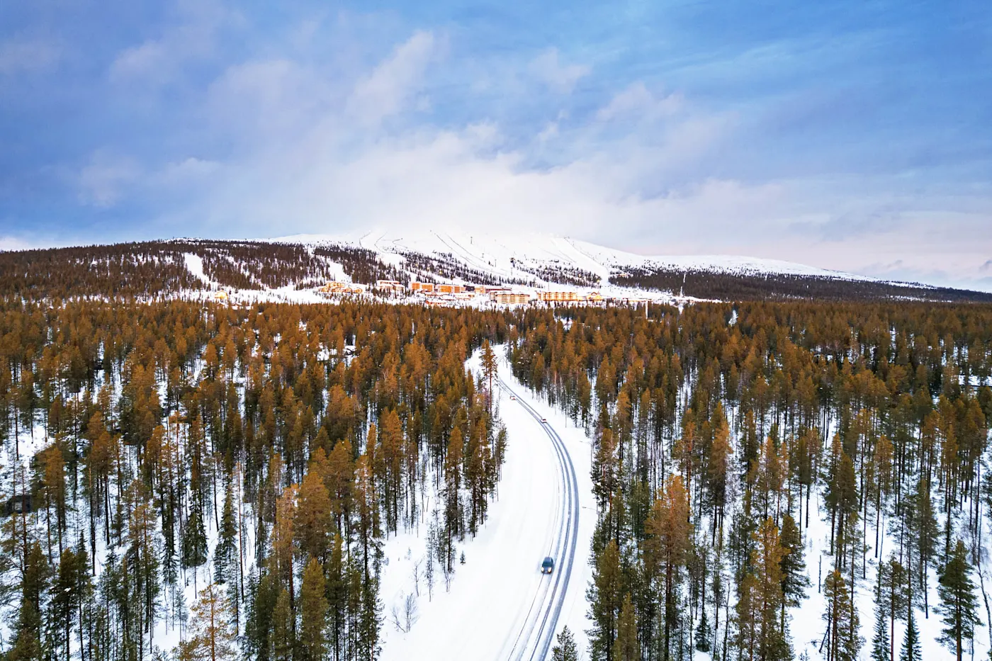 Schneefall am Morgen im Skigebiet Yllas, Finnland
