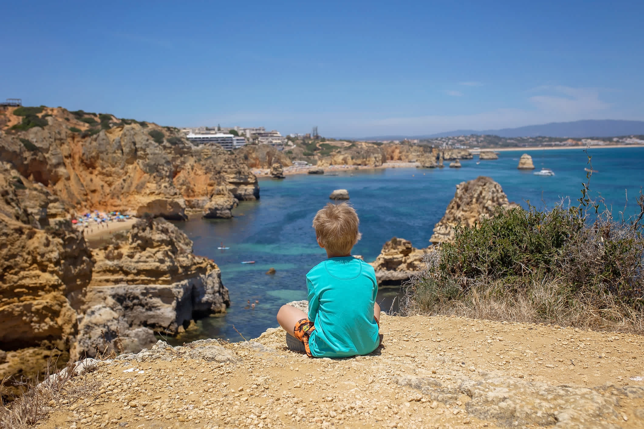 Ein Kind oben die Benagil-Höhle im Algar de Benagil, Algarve-Küste, Portugal.