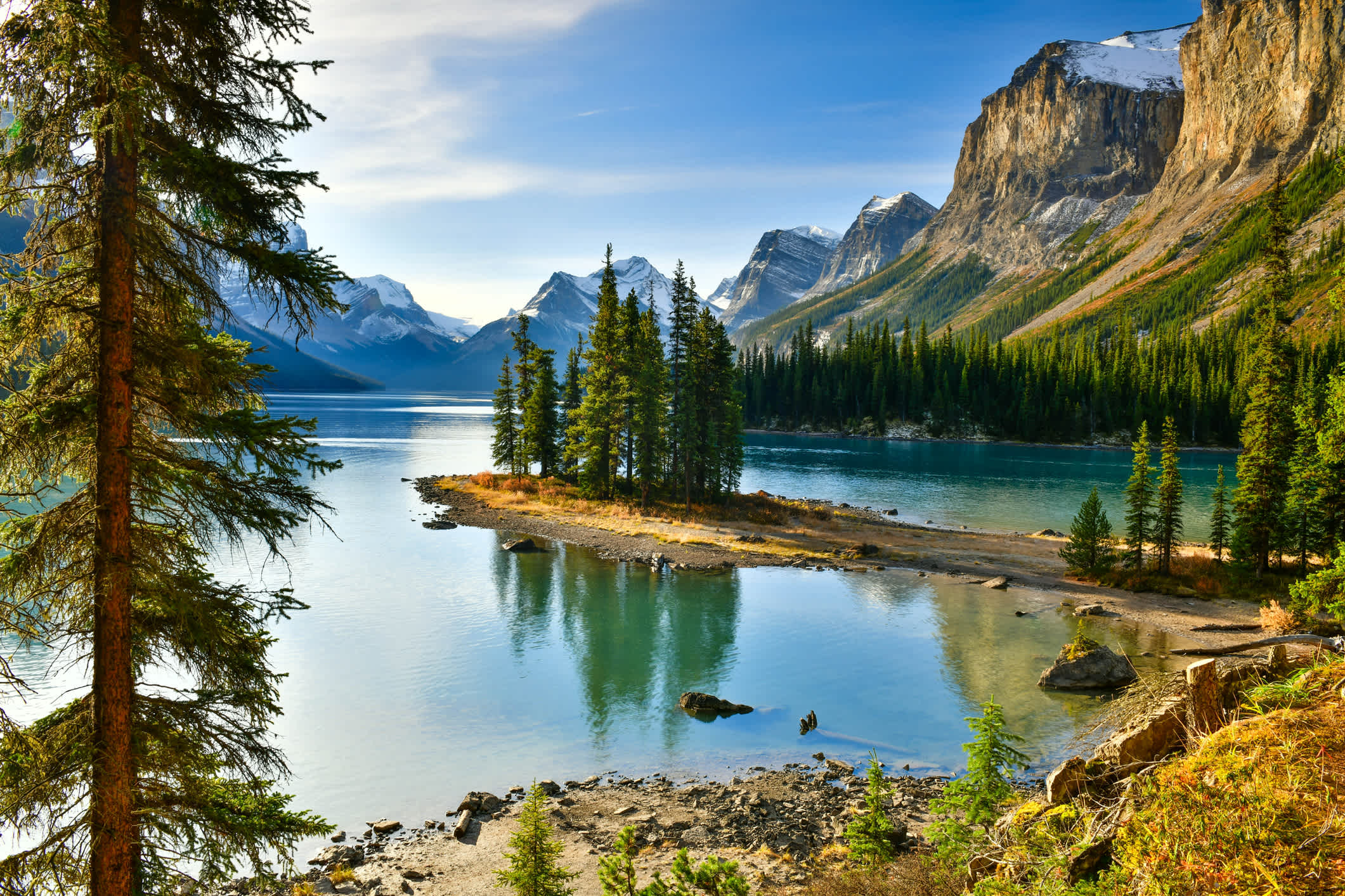 Le lac Maligne aux eaux cristallines et le paysage montagneux à couper le souffle du parc national de Jasper.