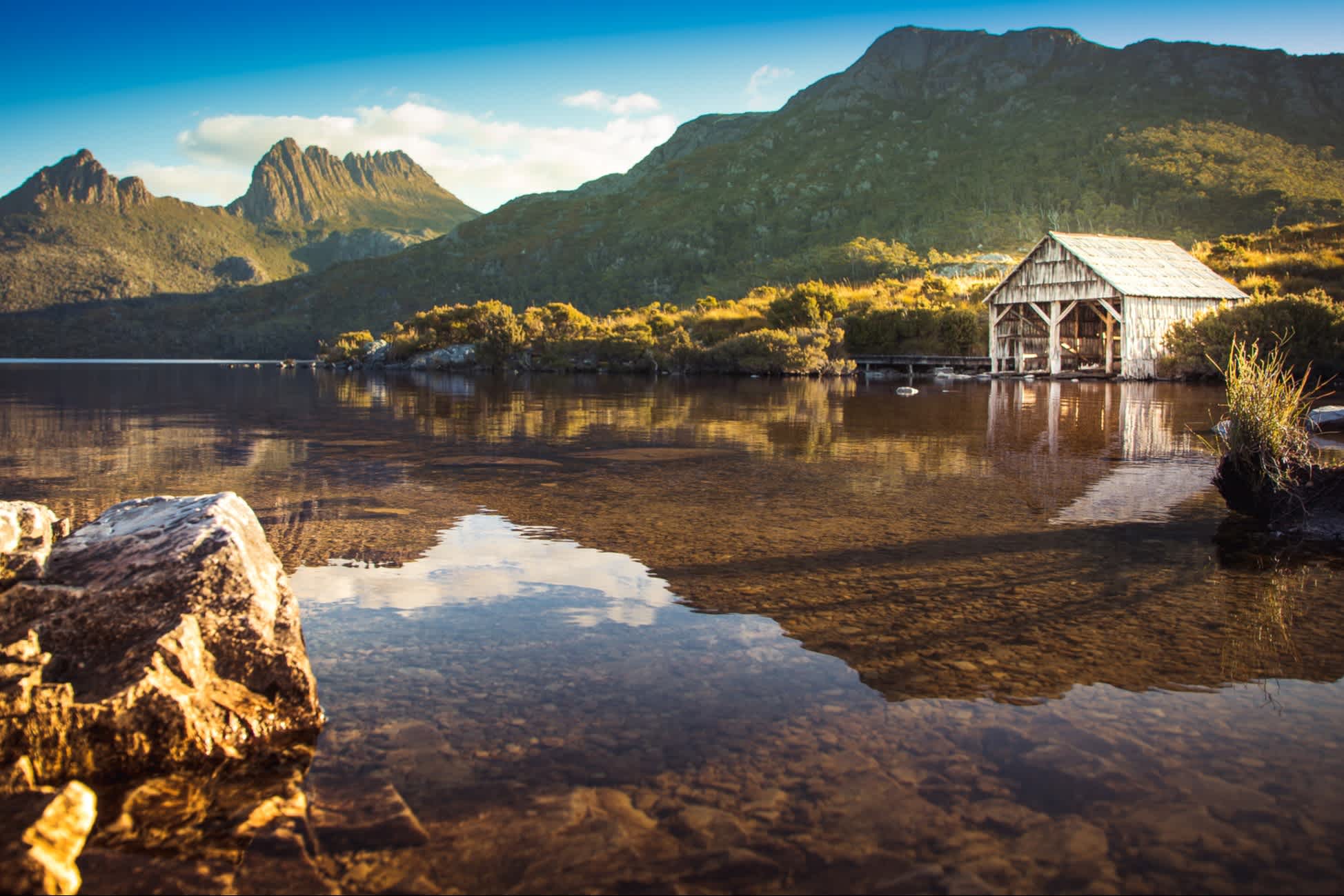 Lac et paysage rocheux en Tasmanie