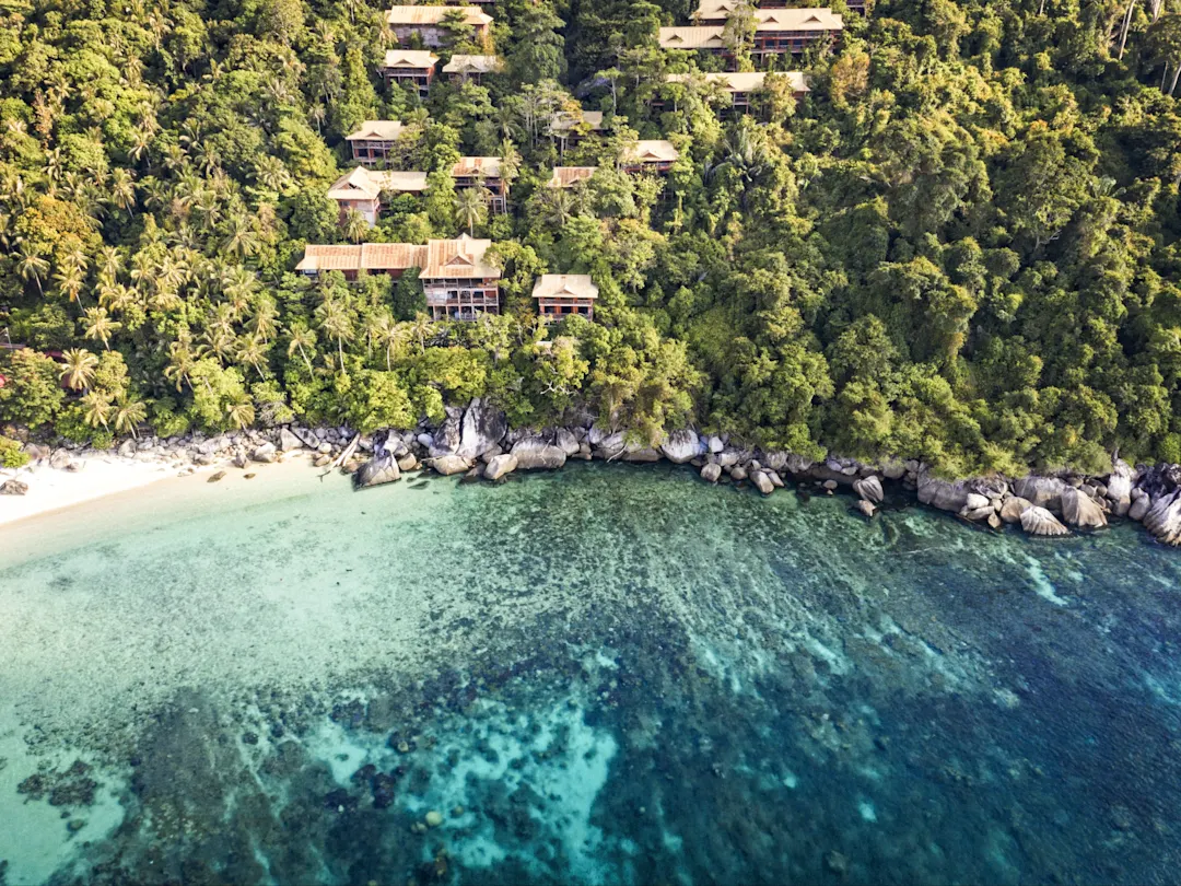 Strandresort in tropischem Dschungel mit türkisfarbenem Wasser. Tioman, Pahang, Malaysia.