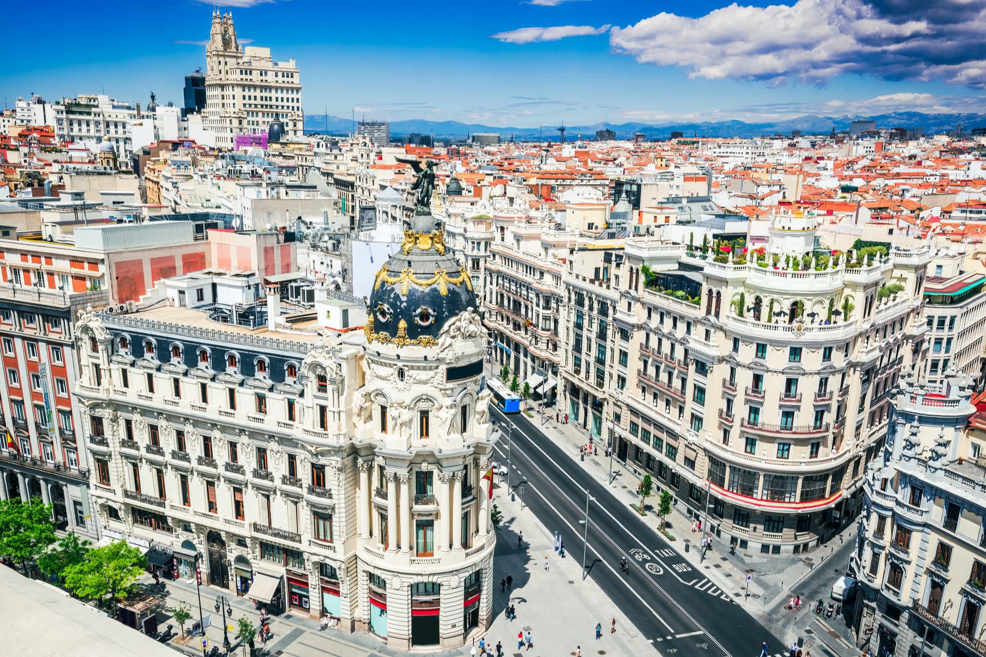 Panoramablick auf die Häuserdächer und historischen Gebäude Madrids.