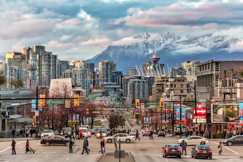 Blick auf die belebte Straße in Vancouver mit den Bergen im Hintergrund, Kanada