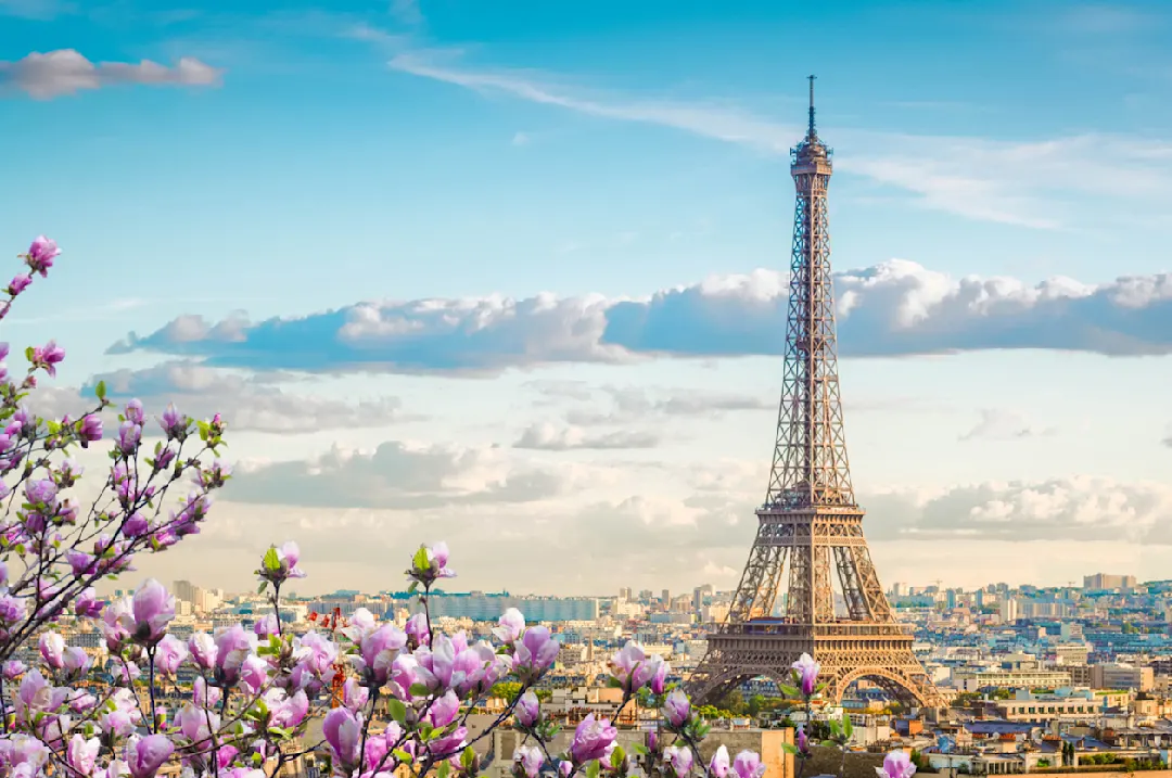 Blick auf den berühmten Eiffelturm in Paris Frankreich - ein Muss bei einem Paris Urlaub.