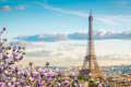 Blick auf den berühmten Eiffelturm in Paris Frankreich - ein Muss bei einem Paris Urlaub.