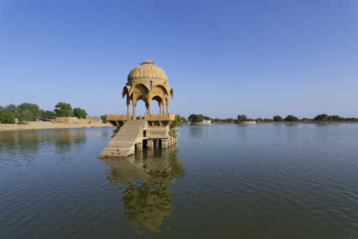 Temple sur le lac Gadisar à Jaisalmer, en Inde