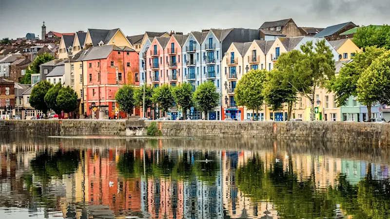 Stadtbild von Cork am Flussufer, Irland. 
