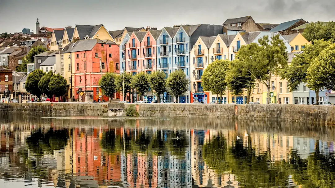 Stadtbild von Cork am Flussufer, Irland. 
