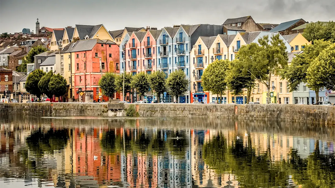 Stadtbild von Cork am Flussufer, Irland. 
