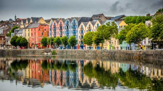 Stadtbild von Cork am Flussufer, Irland. 
