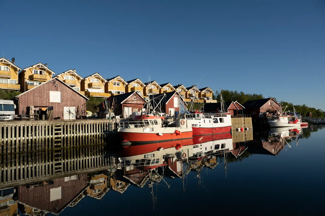 Norwegen, Bodø, Kjerringøy Blick auf dem Ufer mit dem Fischerboot, Kjerringøy, Norwegen.