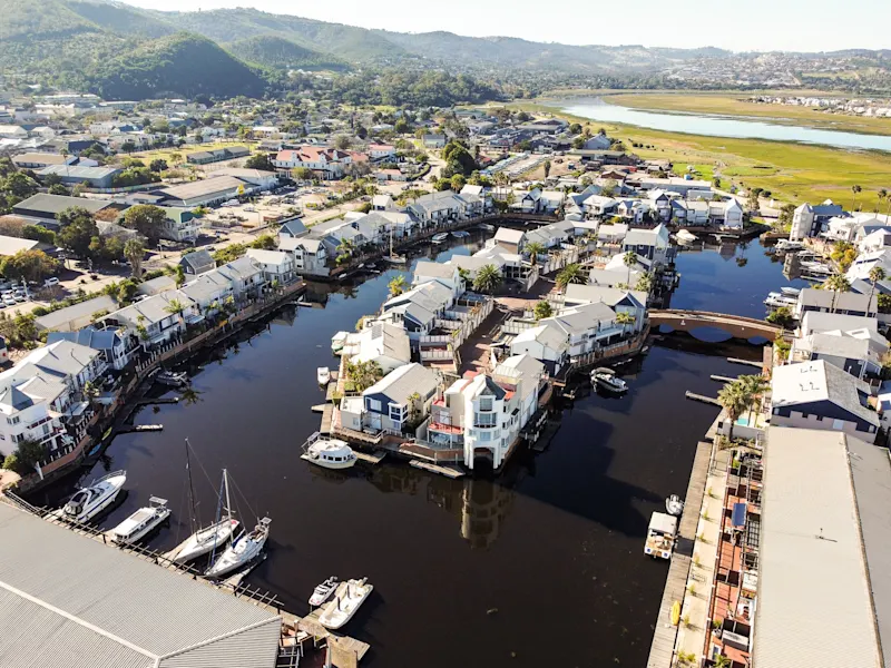 Knysna, Westkap, Südafrika Luftaufnahme einer Lagune mit Booten und modernen Häusern am Wasser. Knysna, Westkap, Südafrika.