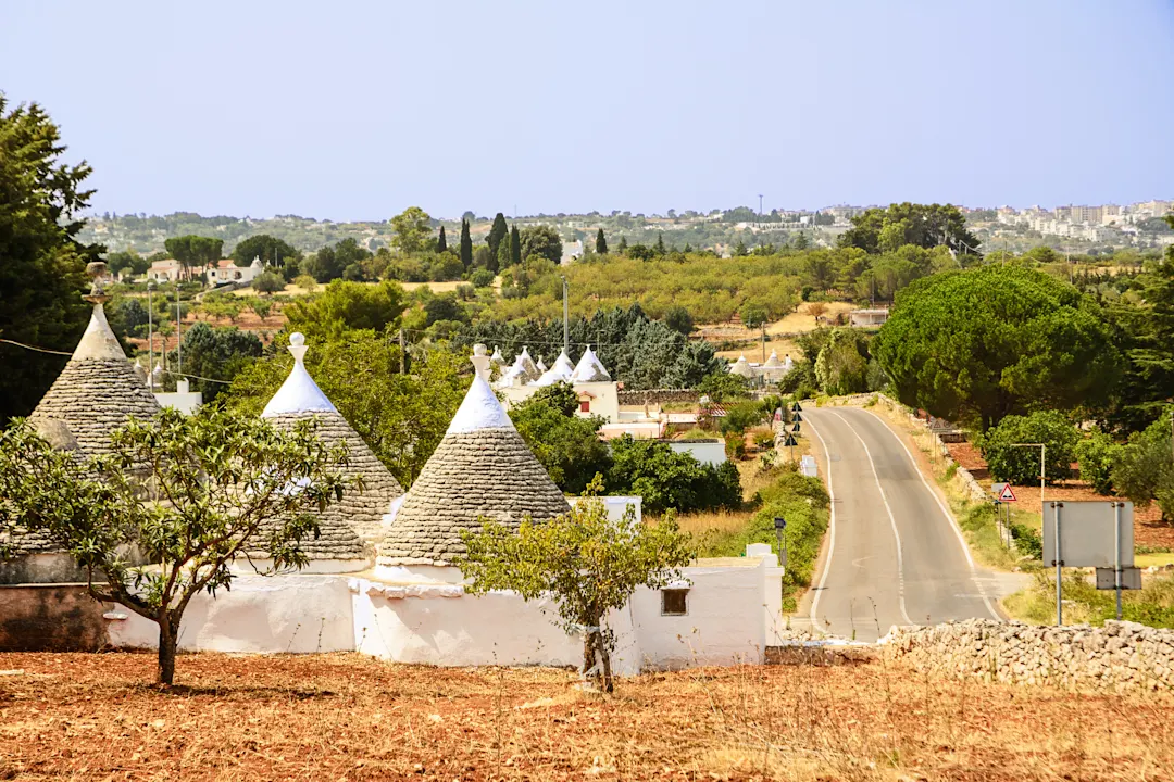 Italien, Apulien, Itria-Tal Trulli in der Landschaft des Itria-Tal, Apulien, Italien