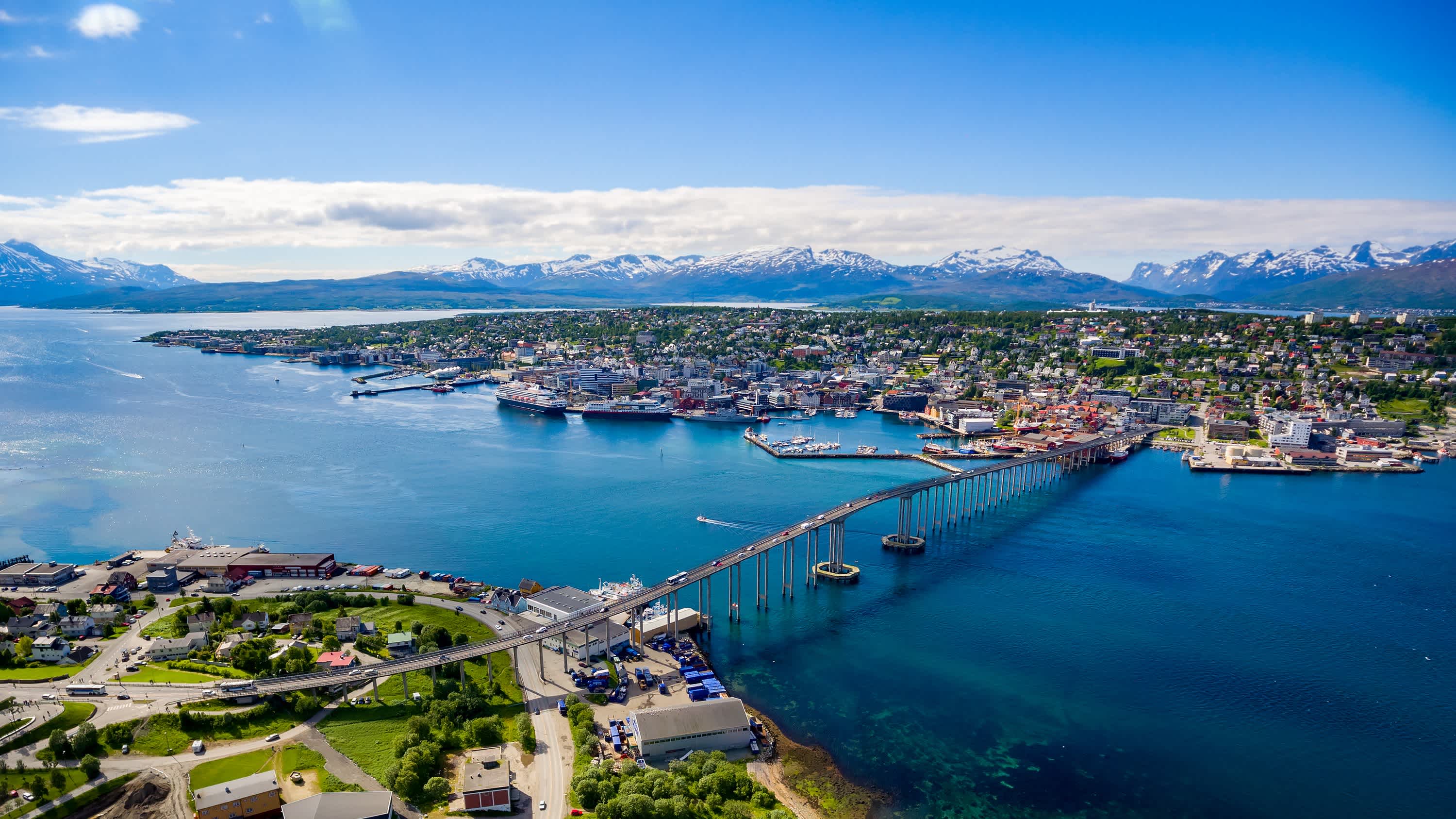 Luftaufnahme von Brücke in der Stadt Tromsö, Norwegen.