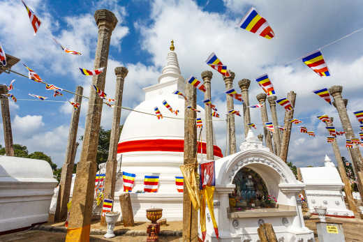 Vue sur le Thuparama Dagoba entouré de drapeaux, à Anuradhapura, au Sri Lanka