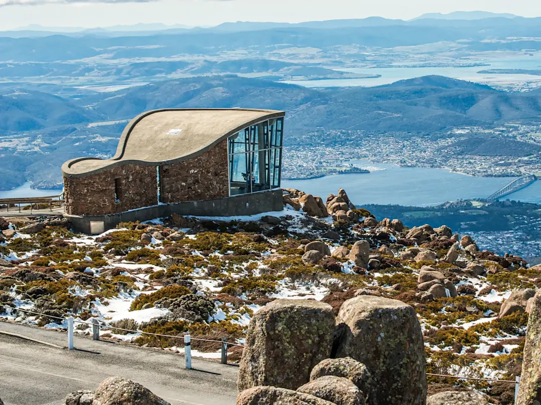 Aussichtspunkt mit Panoramablick auf Stadt und Brücke. Mount Wellington, Tasmania, Australien.

