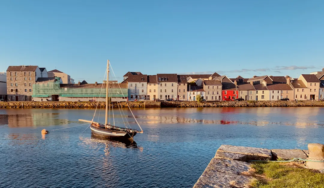 Ein Boot in der Bucht von Claddagh in Galway an einem Sommertag