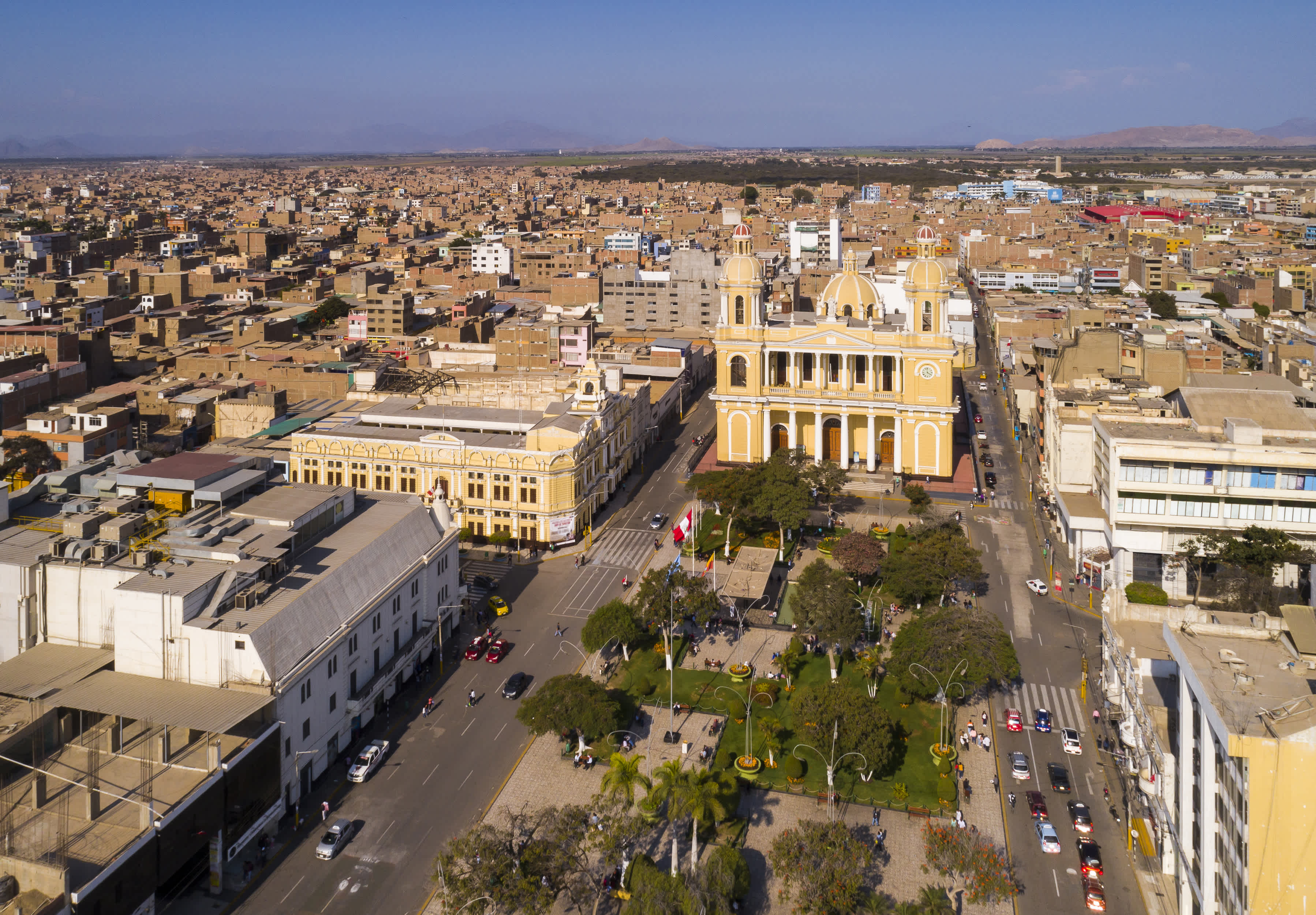 Chiclayo, Peru: Drohnenaufnahme des Hauptplatzes von Chiclayo und der Kathedrale