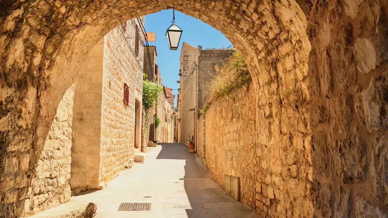 Kroatien, Hvar, Straße Mediterranes Sommerstadtbild - Blick auf eine mittelalterliche Straße in der Altstadt von Hvar