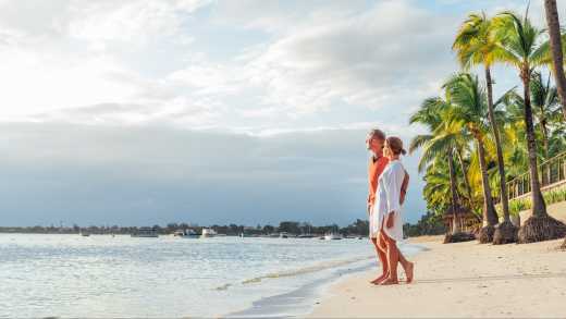 Verliebtes Paar am Sandstrand von Trou-aux-Biches auf der Insel Mauritius