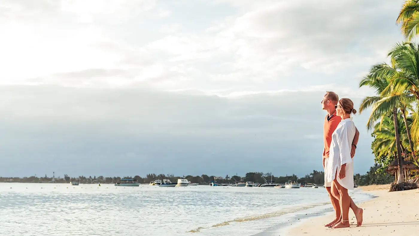 Mauritius, Trou-aux-Biches, Flitterwochen Verliebtes Paar am Sandstrand von Trou-aux-Biches auf der Insel Mauritius