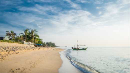 Bateau de pêche sur la plage de Hua Hin, province de Prachuap Khiri Khan, Thaïlande.

