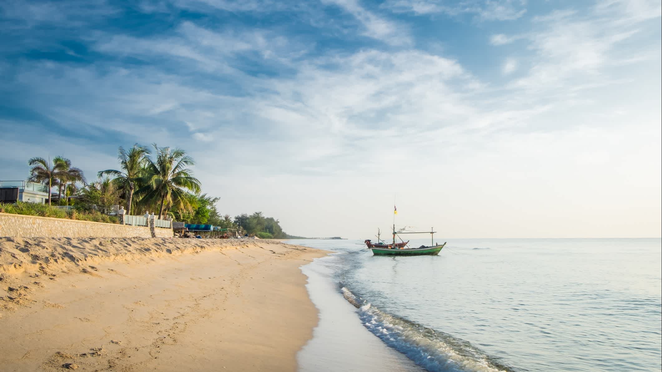 Fischerboot auf Hua Hin Strand, Prachuap Khiri Khan Provinz, Thailand.

