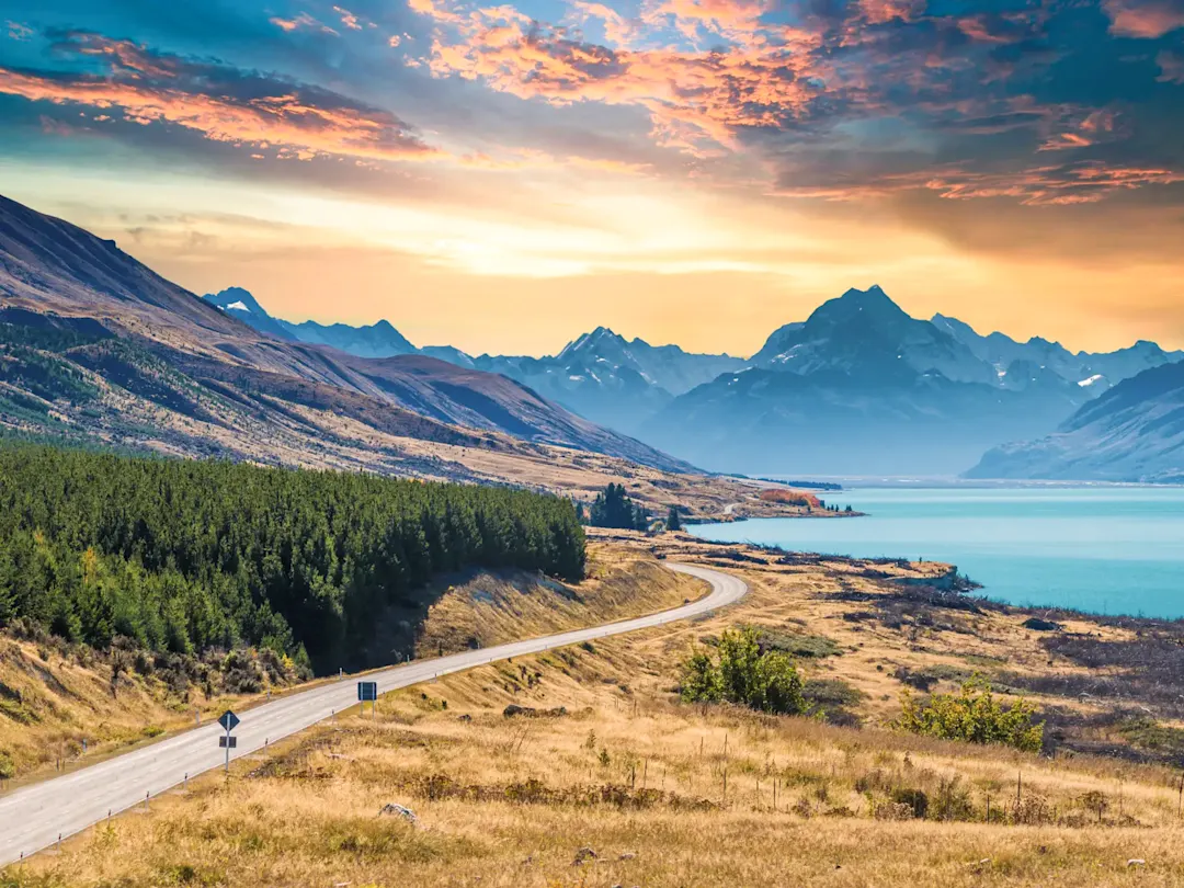 Straße mit Blick auf den Mount Cook. Lake Pukaki, Canterbury, Neuseeland.
