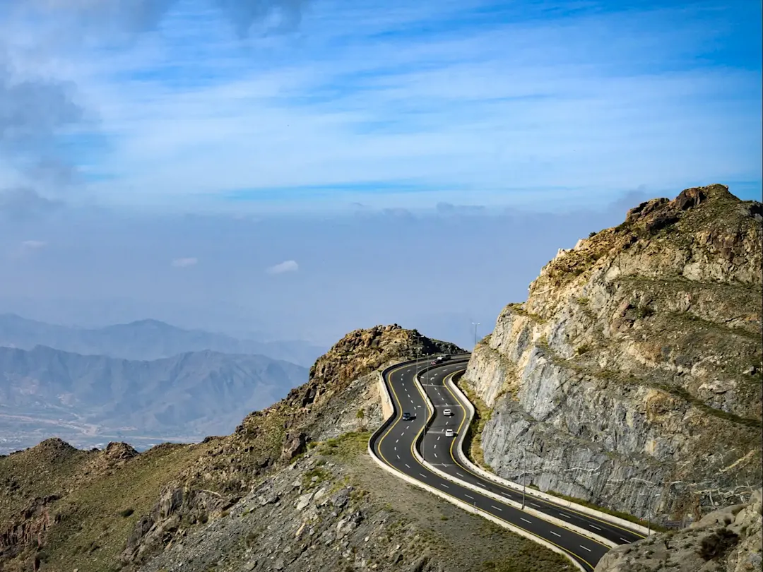 Serpentinenstraße durch Berge, Taif, Makkah Region, Saudi-Arabien