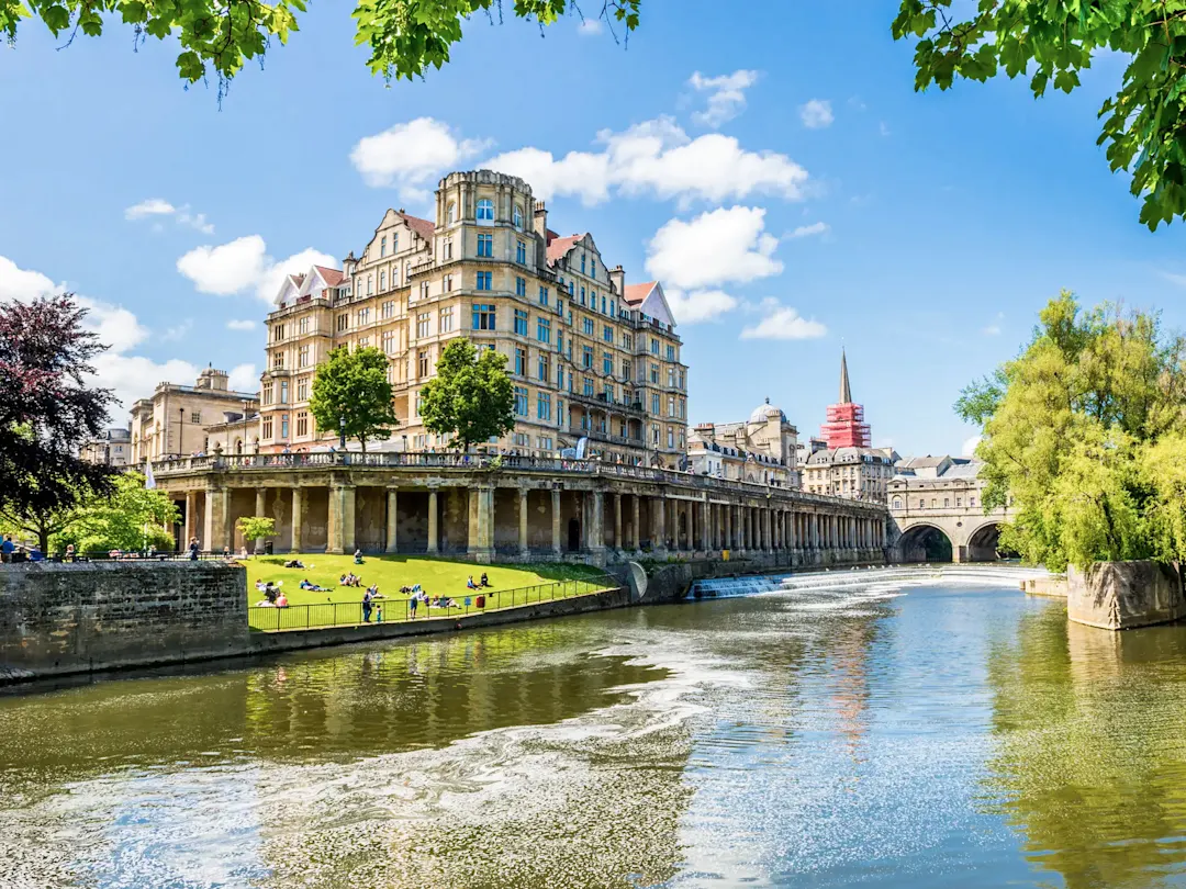 Historische Architektur mit Blick auf den Fluss Avon. Bath, Somerset, England.